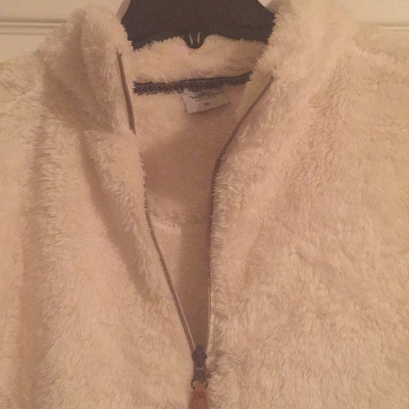 Beautiful White Sherpa pullover - Picture 4 of 4